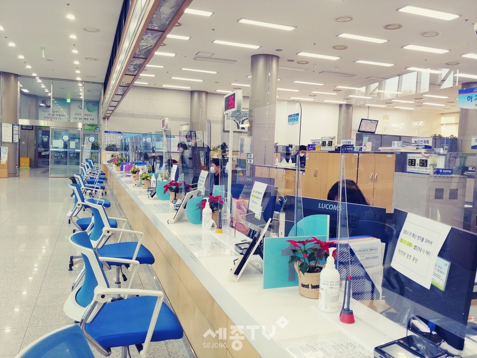 코로나 19 감염 예방을 위해 천안시 종합민원실 각 민원창구에 설치된 투명 가림막.(사진제공=천안시청)