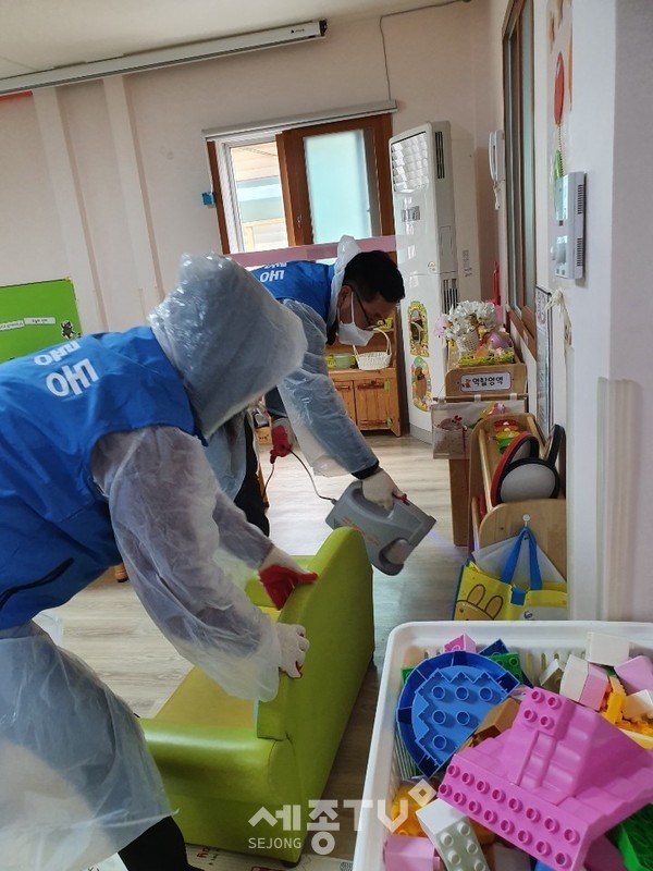 천안시 청룡동 주민자치위원회가 어린이집 방역 소독을 하고 있다. (사진제공=천안시청)