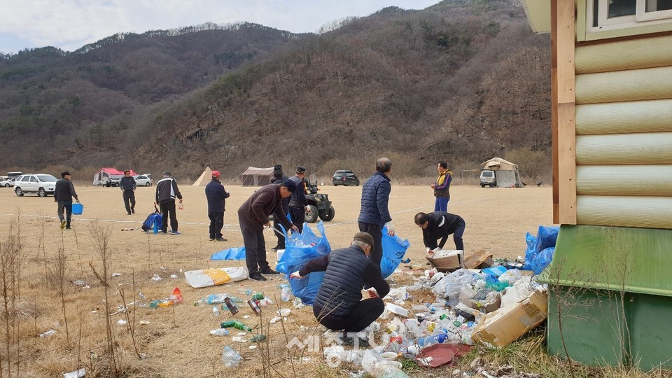 수통마을에서 쓰레기 수거하는 부리면 게이트볼 회원들. (사진제공=금산군청)