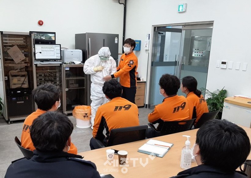 조치원소방서, 감염보호복 착용훈련 모습. (사진제공=세종시청)