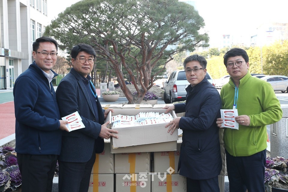 대전사랑시민협의회 코로나19 극복 물품 전달. (왼쪽부터 이장호 대전시 시민협치팀장, 남창섭 대전사랑시민협의회 사무처장, 조광래 대전도시철도공사 고객운수팀장, 권순재 대전사랑시민협의회 부장) 사진제공=대전시청