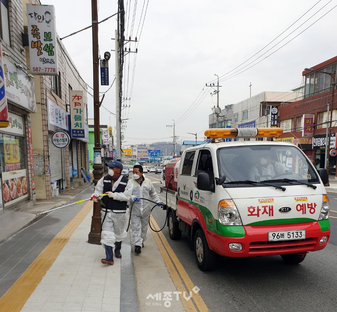 천안시 직산읍 직원들과 직산 주민자치위원회, 체육회, 남성의용소방대가 지난 7일 주말을 반납하고 지역 거리방역을 펼치고 있다. (사진제공=천안시청)