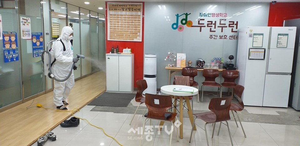 민간자원봉사단체 한둘두줄봉사단이 천안시자원봉사센터와 다중이용시설을 중심으로 방역 봉사활동을 펼치고 있다. (사진제공=천안시청)