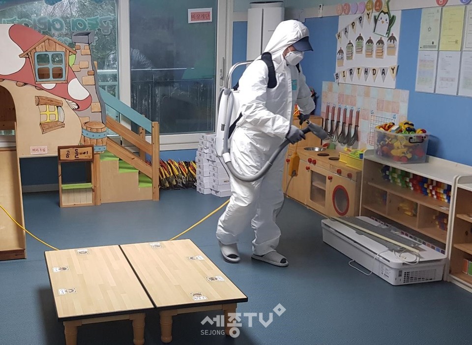 천안시 여성가족과,어린이집 실내 소독을하고 있는 모습. (사진제공=천안시청)