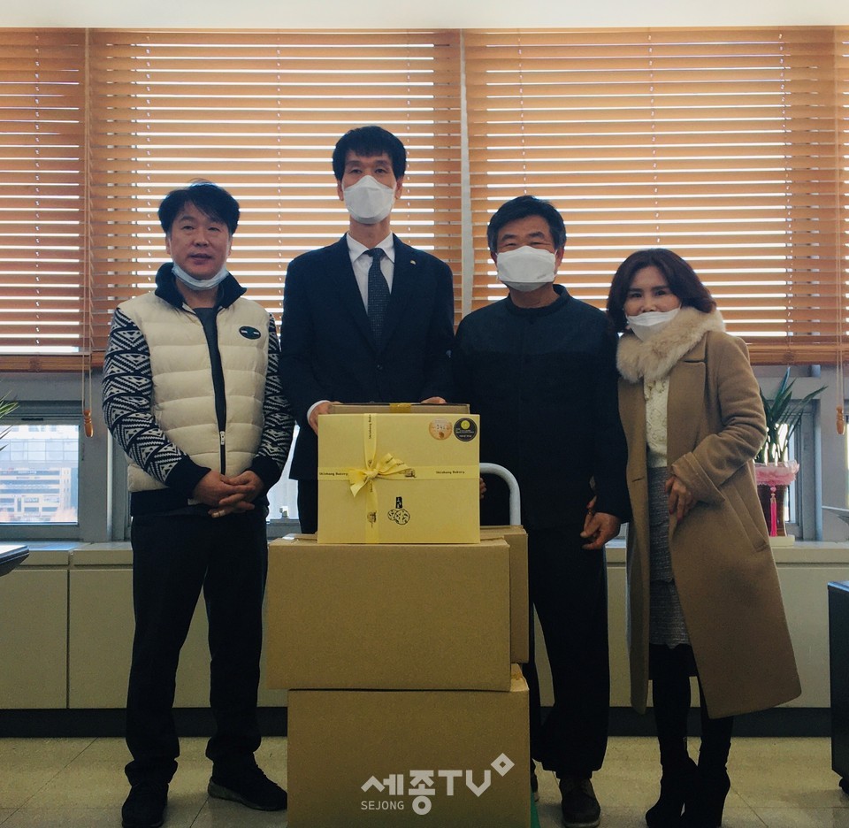 천안시 전통명인 유상모 씨(시바앙과자점 대표/맨 왼쪽)가 지난 11일 코로나19 대응현장에서 업무에 힘쓰는 공무원들을 위해 호두롱 1,000개를 기부했다. (맨 왼쪽부터 유상모 씨, 박재현 기획경제국장, 김근웅 전통명인 회장, 이영숙 미용분야 전통명인) 사진제공=천안시청