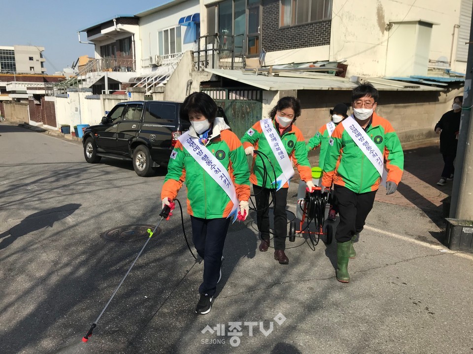 천안시 원성2동 자율방재단 방역활동 모습. (사진제공=천안시청)