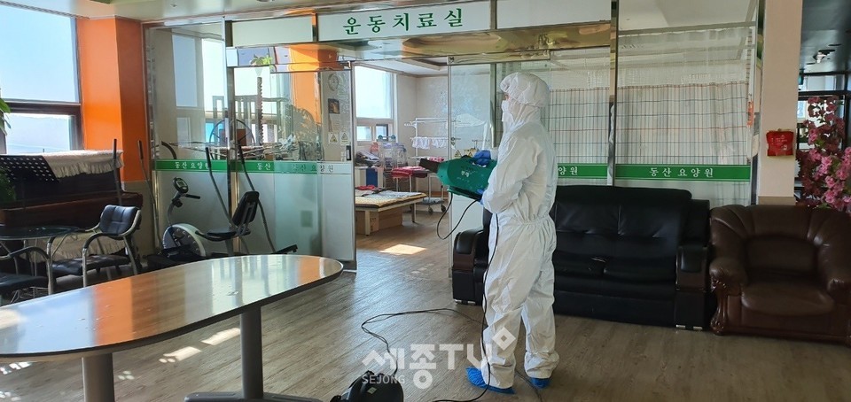 천안시가 노인생활(이용)시설에 코로나19 예방 방역활동을 하고 있다. (사진제공=천안시청)