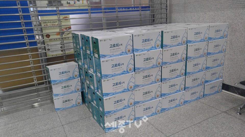 천안시가 자매결연 도시 인제군으로부터 받은 고로쇠 수액을 노인시설에 전달했다.(사진제공=천안시청)