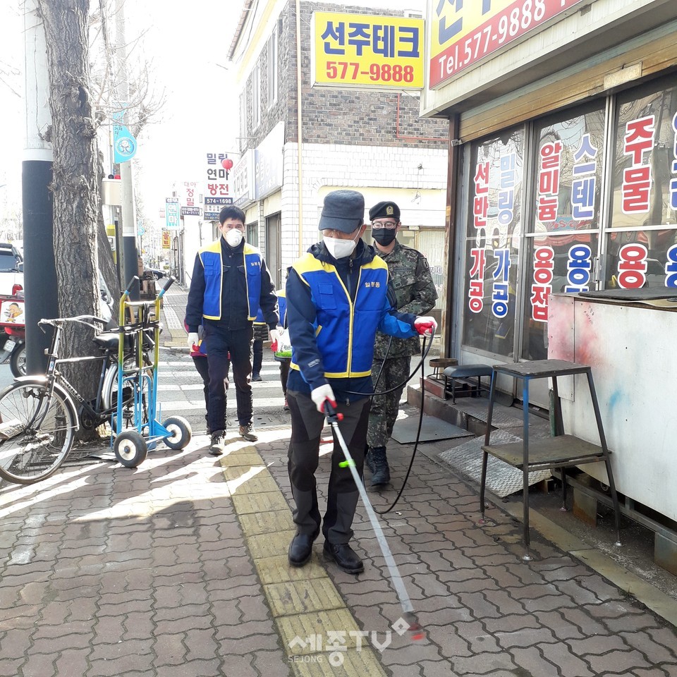 천안시 일봉동 주민자치위원회와 예비군중대본부가 지난 12일 코로나19 확산 방지를 위한 관내 자체 방역활동을 실시했다. (사진제공=천안시청)