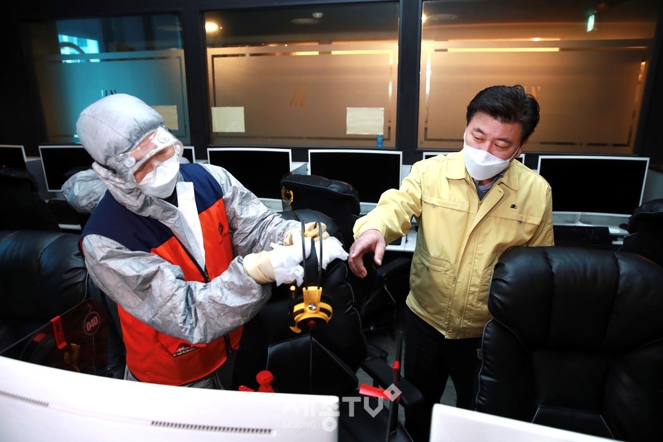 15일 구만섭 천안시장 권한대행이 불당동의 한 PC방을 방문해 코로나19 방역반의 방역활동을 지휘하고 있다. (사진제공=천안시청)