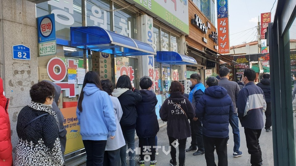 천안시 성정1동 행복키움지원단이 공적 마스크 판매 5부제가 시행되는 약국에서 업무지원 봉사활동을 실시했다.(사진제공=천안시청)