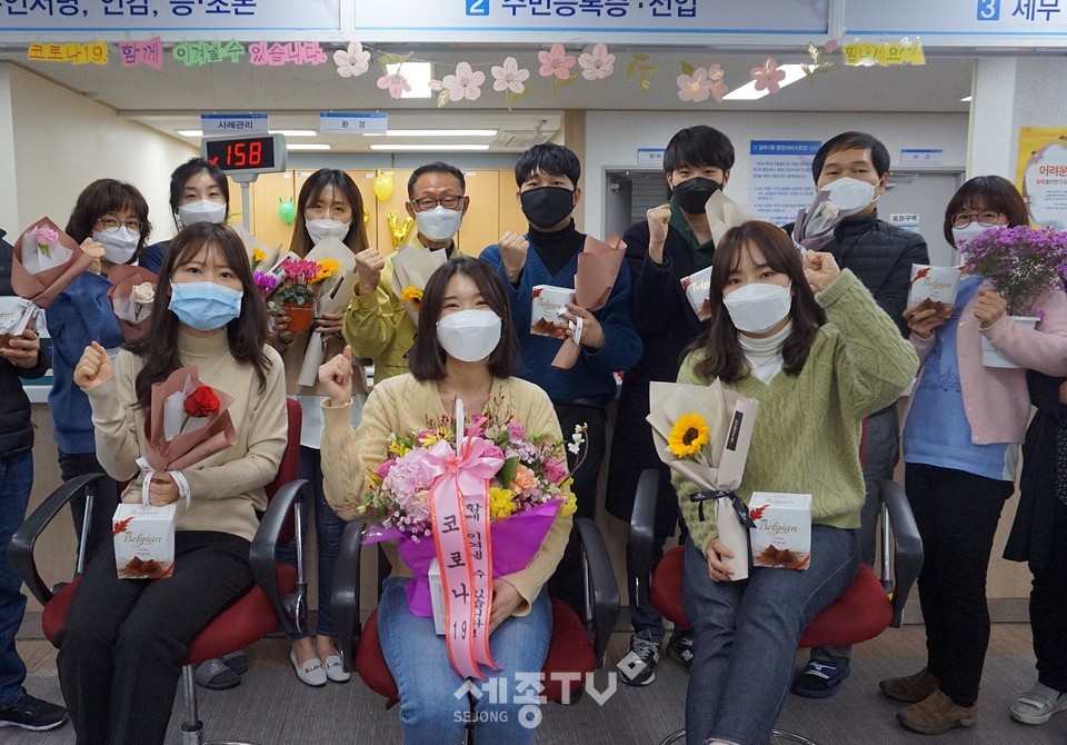 갈마1동 행정복지센터에서는 지난 화이트데이를 맞아 코로나19로 어려움을 겪고있는 화훼농가 및 관내 꽃집 등 소상공인을 살리기 위해 꽃을 구매하는데 팔을 걷어붙였다. (사진제공=서구청)