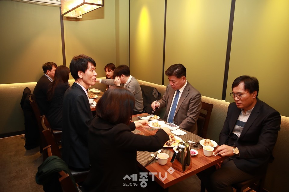 17일 구만섭 천안시장 권한대행이 확진자가 방문했던 불당동의 한 식당을 방문해 ‘방역 안심 클린존’ 배너를 설치하고 직원들과 점심을 먹고 있다.(사진제공=천안시청)