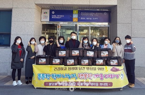 천안시 불당동 행복키움지원단이 18일 관내 저소득 가정 10가구를 대상으로 밑반찬을 직접 만들어 방문·전달했다. (사진제공=천안시청)