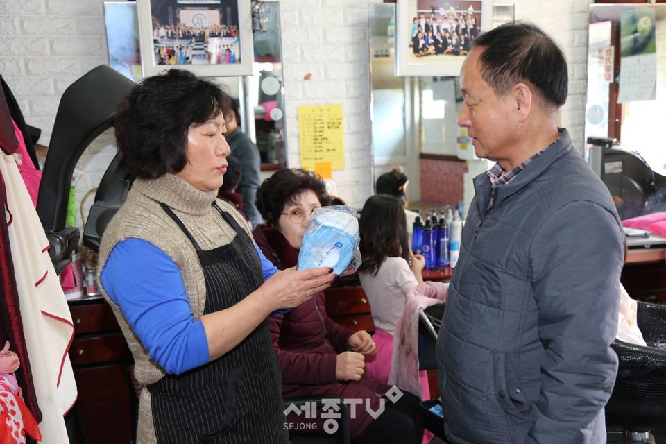 금산군보건소, 마스크 배포 모습. (사진제공=금산군청)