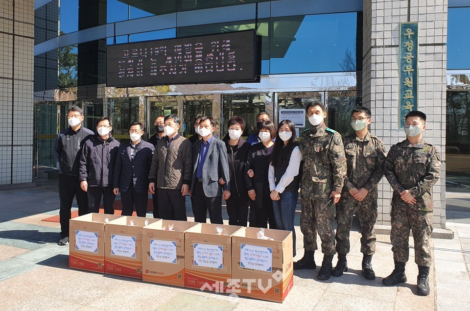 천안시 원성1동 방위협의회가 지난 18일 코로나19로 인한 주민불안 해소를 위해 헌신하고 있는 유량동 통장들에게 격려품으로 건강기능식품(홍삼)을 전달했다.(사진제공=천안시청)