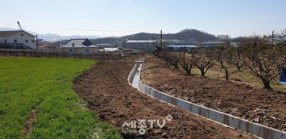 마을안길 아스콘덧씌우기(사진 위), 용배수로 설치(사진 아래) 주민숙원사업 진행모습. (사진제공=천안시청)
