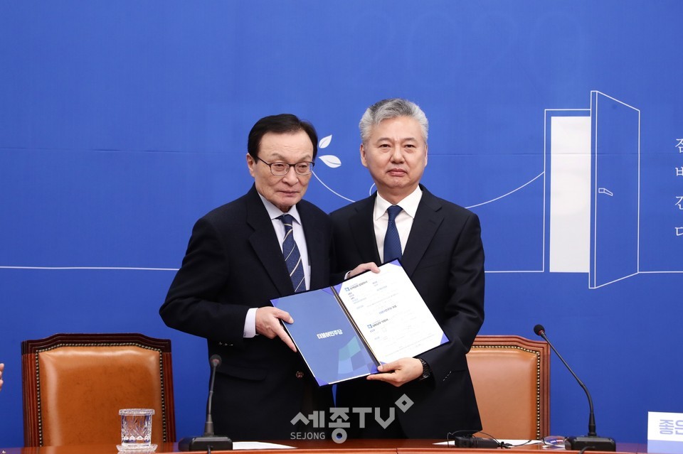 이해찬 민주당 대표(사진 좌측) 홍성국 세종갑 후보(사진 우측)