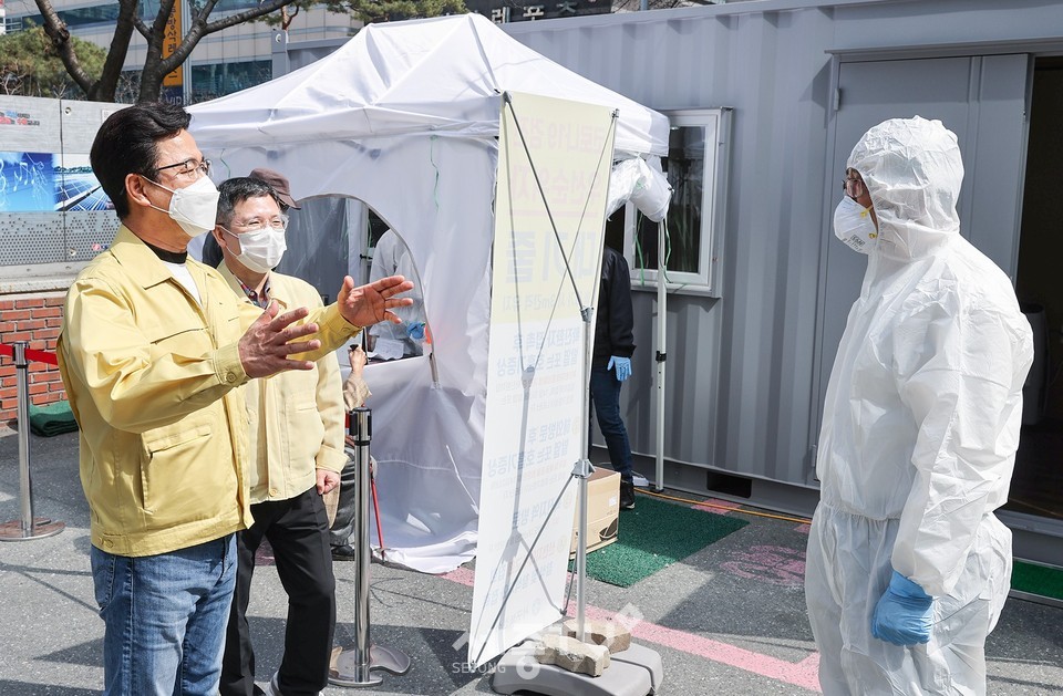 허태정 시장, 선별진료소 방문 의료인과 직원 격려(서구) 사진제공=대전시청
