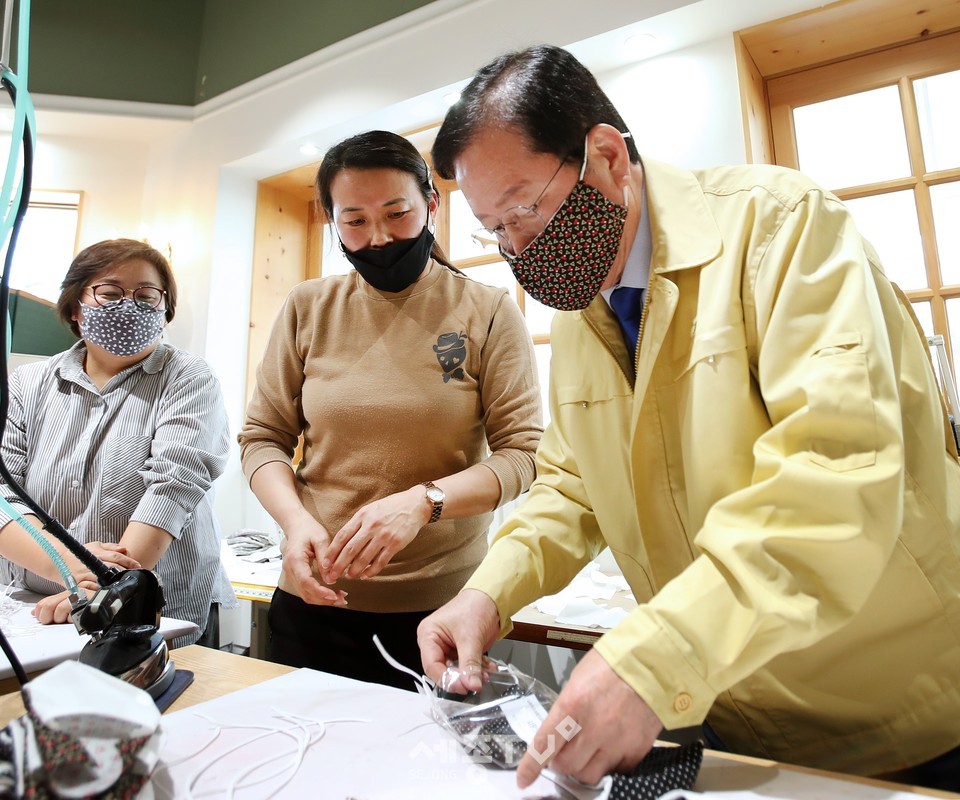 장종태 서구청장이 21일 오후 2시 둔산3동 소재 윤공방을 찾아 코로나19 면 마스크 제작에 한창인 관계자들 격려했다. (사진제공=서구청)
