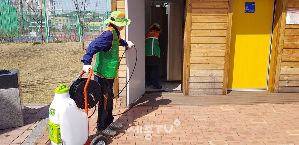 천안시 신안동 지역자율방재단이 23일 코로나19 위기극복을 위해 관내 다중이용시설을 중심으로 방역활동을 실시했다. (사진제공=천안시청)