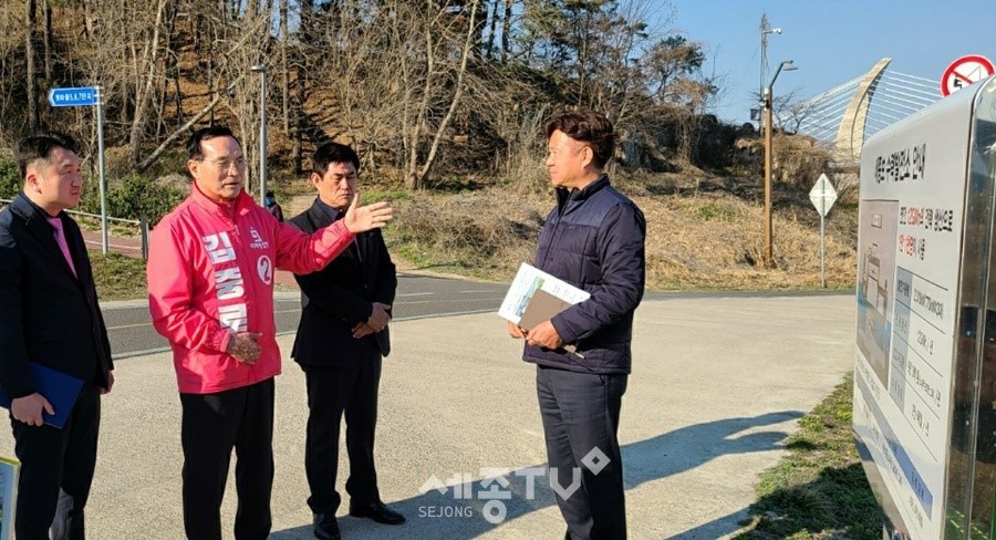 김중로 미래통합당 (세종갑) 후보가 세종보에서 관계자로부터 의견을 듣고있다.(사진제공=김중로 선거사무소)