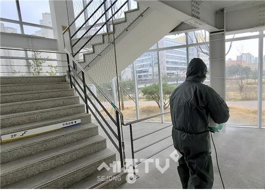세종시설공단이 코로나19 확산 방지를 위해 공영주차장 자체 방역 소독을 실시했다. (사진제공=세종시설관리공단)
