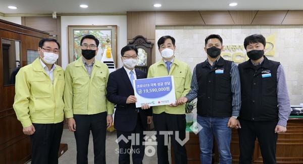 26일 오전 대전도시공사에서 유영균사장과 조성민노조위원장 등 노사대표가 사랑의 열매에 코로나19 극복성금을 전달하고 있다. (사진제공=대전도시공사)