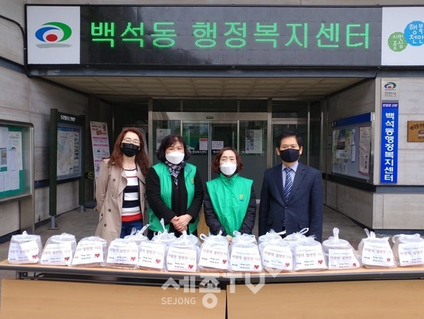 천안시 백석동 새마을협의회, 새마을부녀회가 지난 26일 코로나19 극복을 위해 사랑의 밑반찬 나눔 봉사를 추진했다. (사진제공=천안시청)