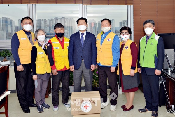 대한적십자봉사회 천안지구협의회가 천안시에 교환형 방역마스크 5,000매와 손세정제 5,000개를 기탁했다. (사진제공=천안시청)
