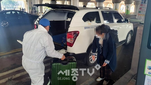 천안시가 코로나19 확산 방지를 위해 KTX천안아산역에 하차하는 해외입국자에 대해 자택까지 이동할 수 있는 교통수단을 지원한다. 해외입국자가 천안시 지원 콜밴에 탑승하고 있다. (사진제공=천안시청)