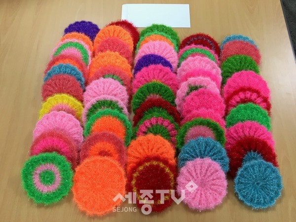 입장면에 거주하는 익명의 주민이 관내 취약계층을 위해 써달라며 현금 10만원과 직접 만든 수세미 50개를 입장면에 기탁했다. (사진제공=천안시청)