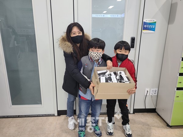 불당동 지역 주민이자 학부모인 윤가연 씨와 허재성(서당초3), 허대연(서당초4) 학생이 직접 만든 면마스크 70개에 교체형 필터 3개씩을 직접 정성껏 포장해 불당동 행정복지센터에 기부했다. (사진제공=천안시청)