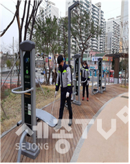 서구 복수동 주민들로 구성된 자율방범대원들은 지난 31일 다중이용시설의 화장실, 어린이공원 등 코로나19 감염에 취약한 장소들 위주로 방역을 했다.