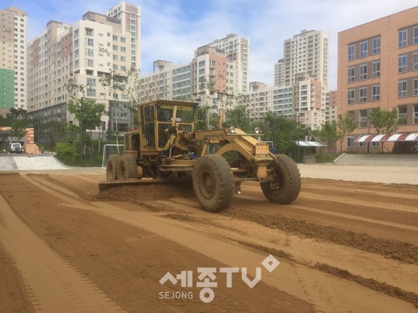 세종시의 한 학교의 마사토 운동장 정비 모습. (사진제공=세종시교육청)
