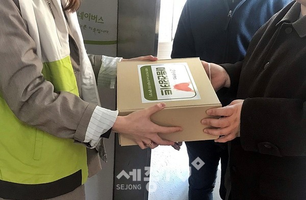 굿네이버스 충남북부지부(지부장 주진관)는 천안지역 취약계층 및 저소득 가정 아동의 심리사회적 지원을 위해 ‘마음건강키트’를 전달했다고 2일 밝혔다.(사진은 굿네이버스 충남북부지부 관계자가 마음건강키트를 전달하고 있는 모습)사진제공=굿네이버스 충남북부지부