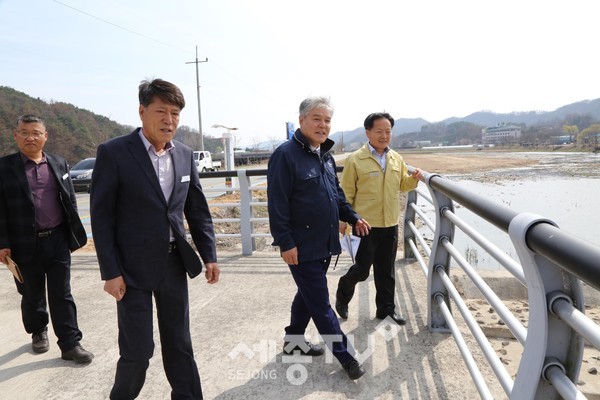 문정우 금산군수 봉황천 꽃단지 조성 현장 방문 모습