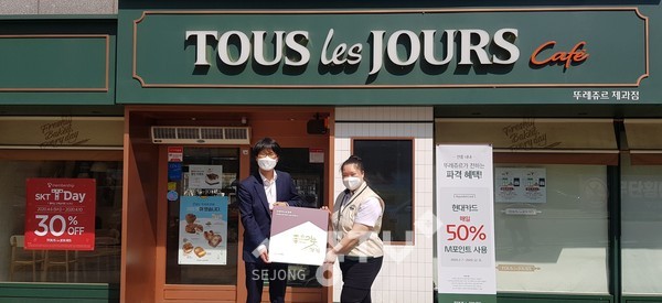 굿네이버스 충남중부지부(지부장 김길수)는 아산시에 위치한 뚜레쥬르 아산모종점(점장 황설리)과 함께 좋은이웃가게 현판 전달식을 진행했다고 3일 밝혔다.( 사진은 전달식을 진행하는 모습. 왼쪽부터 김길수 굿네이버스 충남중부지부장, 황설리 뚜레쥬르 아산모종점장) 사진제공= 굿네이버스 충남중부지부