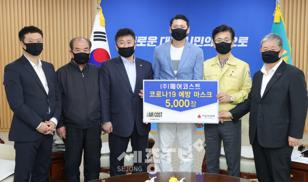 왼쪽부터 장원석 페어코스트 이사, 장래술 삼성상회대표, 박황순 중앙시장활성화구역회장, 이종규 페어코스트 대표, 허태정 대전시장, 정태희 대전사회복지공동모금회 회장. (사진제공=대전시청)