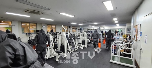 천안시체육회 자율방재단이 장애인종합체육관을 방역 소독하고 있다.