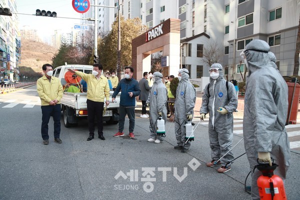 구만섭 천안시장 권한대행이 불당동 일원에서 코로나19 방역 활동을 하는 직원들에게 빈틈없는 소독을 지시하고 있다.