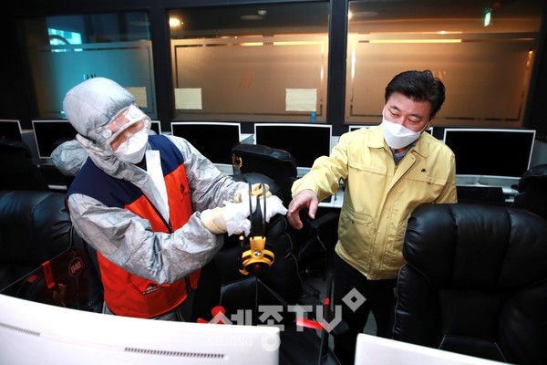 구만섭 천안시장 권한대행이 지역 내 한 PC방을 방문해 방역팀 활동을 지휘하고 있다. (사진제공=천안시청)