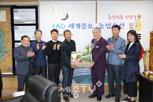 군수실에서 열린 농산물꾸러미 드라이브 스루 판매 설명회에서 문정우 군수와 관계자들이 포즈를 취하고 있는 모습.