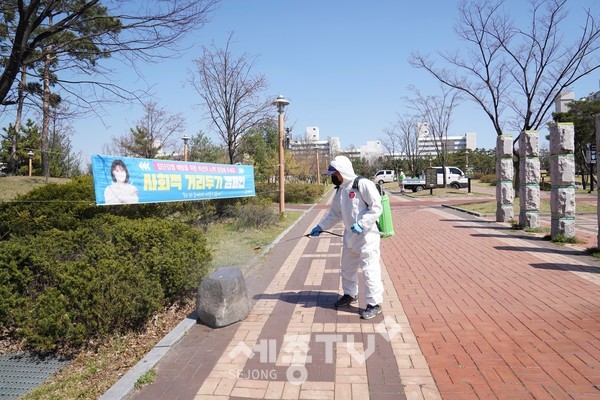 천안시 관계자들이 쌍용공원을 소독하고 있는 모습.(사진제공=천안시청)