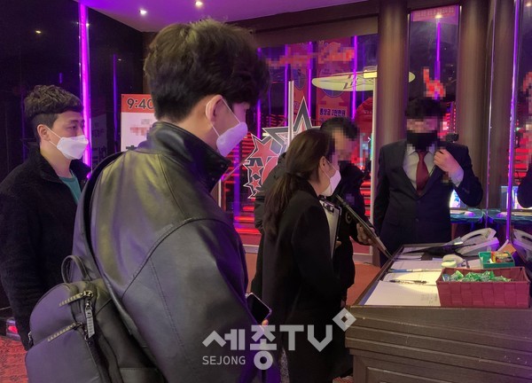 천안시가 유흥주점에 준수사항 이행여부 점검을 경찰과 합동으로 실시하고 있다.(사진제공=천안시청)