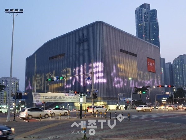 갤러리아센터시티점 미디어파사드에 홍보. (사진제공=천안시청)