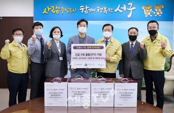 대전 서구는 지난 10일 청사 갑천누리실에서, 대전 필 한방병원으로부터 십전대보탕, 쌍화탕, 속필환 등 3종으로 구성된 5백만 원 상당의 한약을 기탁 받았다.(사진제공=서구청)