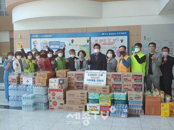 천안시자원봉사센터가 코로나19 감염 취약계층 지원을 위한 ‘마음의 거리 좁히기 캠페인 드라이브-스루’를 통해 모집된 기부물품을 14일 천안의료원과 순천향대학교병원, 자원봉사단체, 수요처 등에 전달하고 있다. (사진제공=천안시청)
