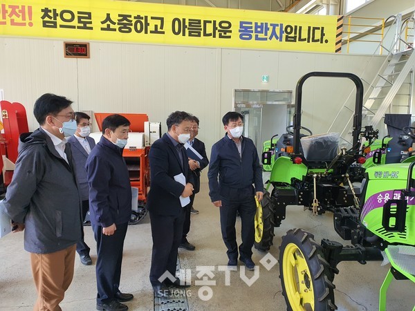 김경규 농촌진흥청장이 14일 천안시 동남구 농기계임대사업장과 배꽃가루채취센터 등 영농현장을 둘러보고 현안사항을 청취하고 있다. (사진제공=천안시청)