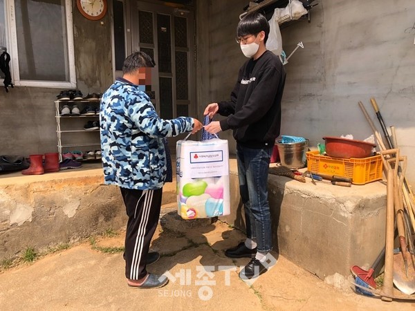 천안시누리별장애인종합복지관 직원이 생필품 등으로 구성된 긴급지원 물품을 저소득 장애인에게 전달하고 있다. (사진제공=천안시청)